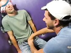 Парню завязали глаза и предложили заняться сексом с незнакомцем