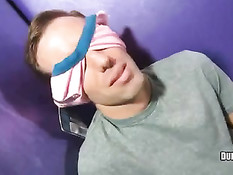 Парню завязали глаза и предложили заняться сексом с незнакомцем