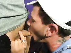 Парню завязали глаза и предложили заняться сексом с незнакомцем