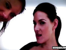 Весёлые девочки лесбияночки раздеваются и занимаются любовью