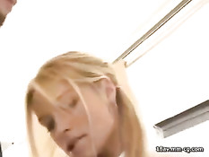 Блондиночка в автобусе подрочила и отсосала член азиатскому парню