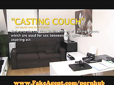 Агент привёл молодую брюнетку в свой офис и оттрахал на диване