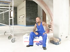 Девка в обтягивающем красном платье трахнулась анально с рабочим