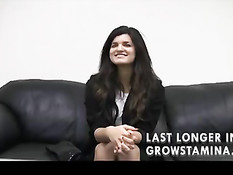 Брюнетка пришла на липовый порно кастинг и согласилась на анал