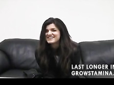 Брюнетка пришла на липовый порно кастинг и согласилась на анал