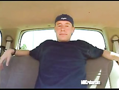 Член белого паренька вонзается в бритую пизду сексуальной латинки