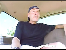 Член белого паренька вонзается в бритую пизду сексуальной латинки