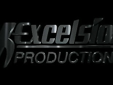 Парень откинулся на диване наслаждаясь сладким минетом подружки