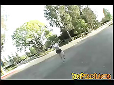 Молодая Дана бродит по городу и мастурбирует в общественных местах