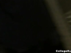 Голые девки из колледжа на глазах у парей ебут друг дружку пальцами