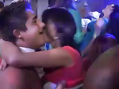 Сексуальные стриптизёры развлекают на вечеринке пьяных девиц