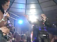 Сексуальные стриптизёры развлекают на вечеринке пьяных девиц