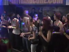 Сексуальные стриптизёры развлекают на вечеринке пьяных девиц