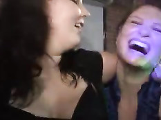 Сексуальные стриптизёры развлекают на вечеринке пьяных девиц