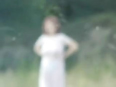 Грудастая женщина Adele Wiesenthal стоит на обочине зазывая парней