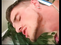 Две женщины громко стонут от безумного секса с молодыми парнями