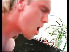 Две женщины громко стонут от безумного секса с молодыми парнями