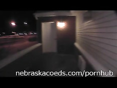 Девка улеглась на кровати в гостевом доме и вставила дилдо в пизду