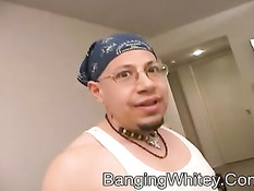 Чёрная шлюха трахается с белым парнем и принимает на лицо сперму