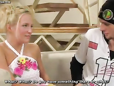 Полуголая симпатичная блондиночка старалась привлечь внимание