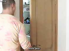 Парень подкараулил у двери бывшую девушку в одном нижнем белье