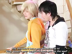 Молодая соблазнительница привлекла парня сексуальным поцелуем