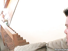Kelly Leigh спускаясь по лестнице дразнила парня сексуальным бельём