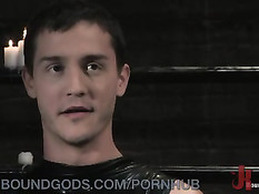 Горячий воск со свечи капает на грудь привязанного молодого парня