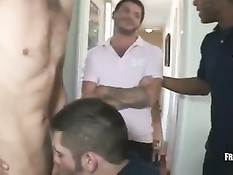 Тренер воспитывает молодых спортсменов и заставляет отсосать член