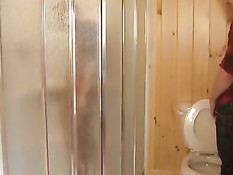 Мужчина принимал душ в душевой кабинке, но тут появился любовник