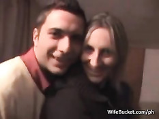 Муж с приятелем вдвоём трахают свою ненасытную жену блондинку