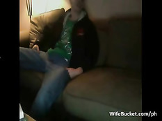 Светловолосая женщина снимает на веб-камеру секс с двумя парнями