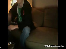 Светловолосая женщина снимает на веб-камеру секс с двумя парнями