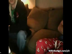 Светловолосая женщина снимает на веб-камеру секс с двумя парнями