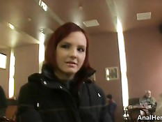 Рыжая девушка из кафе занималась анальным сексом в красном белье