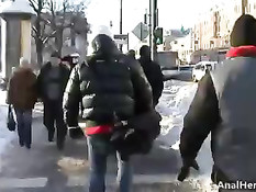 После недолгих уговоров блондинка согласилась на съемку в порно