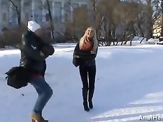 После недолгих уговоров блондинка согласилась на съемку в порно