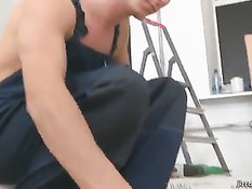 Молодые ссыкухи разделись и сделав минет трахнулись с работягой