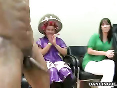 Парень намазал пенис взбитыми сливками и подставил его девушкам