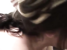 Девушка с маленькими сиськами на порно съёмках отсасывала член