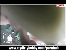 Молодой сучке задирают короткую юбку и вставляют палец в вагину