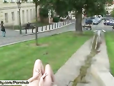 Рыжая эксгибиционистка Дениса кайфует от прогулок по городу голышом