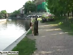 Рыжая эксгибиционистка Дениса кайфует от прогулок по городу голышом