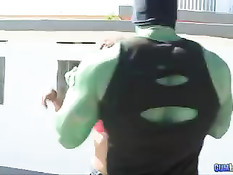 Шрек трахал молодую дурёху на улице и в салоне своей автомашины