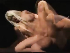 Роскошная блондинка с тату на пояснице подрочила член сиськами