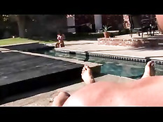 Рыжая Kylee Strutt трахалась с парнем в бассейне и рядом на траве