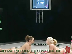Проигравшая в лесбийской борьбе девушка будет жёстко оттрахана