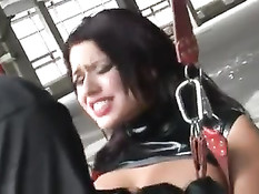 Женщина в военной форме едет без трусиков на армейском автомобиле