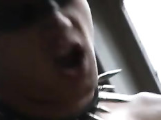 Женщина в военной форме едет без трусиков на армейском автомобиле