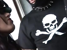 Женщина в военной форме едет без трусиков на армейском автомобиле